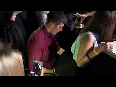 ❤️ Ngono ya kweli katika kilabu cha usiku cha Urusi. Msichana wa miaka 18 wa Kirusi kwenye njia ya haja kubwa na uke alijifunga kwenye klabu ya usiku Ponografia tu ❤